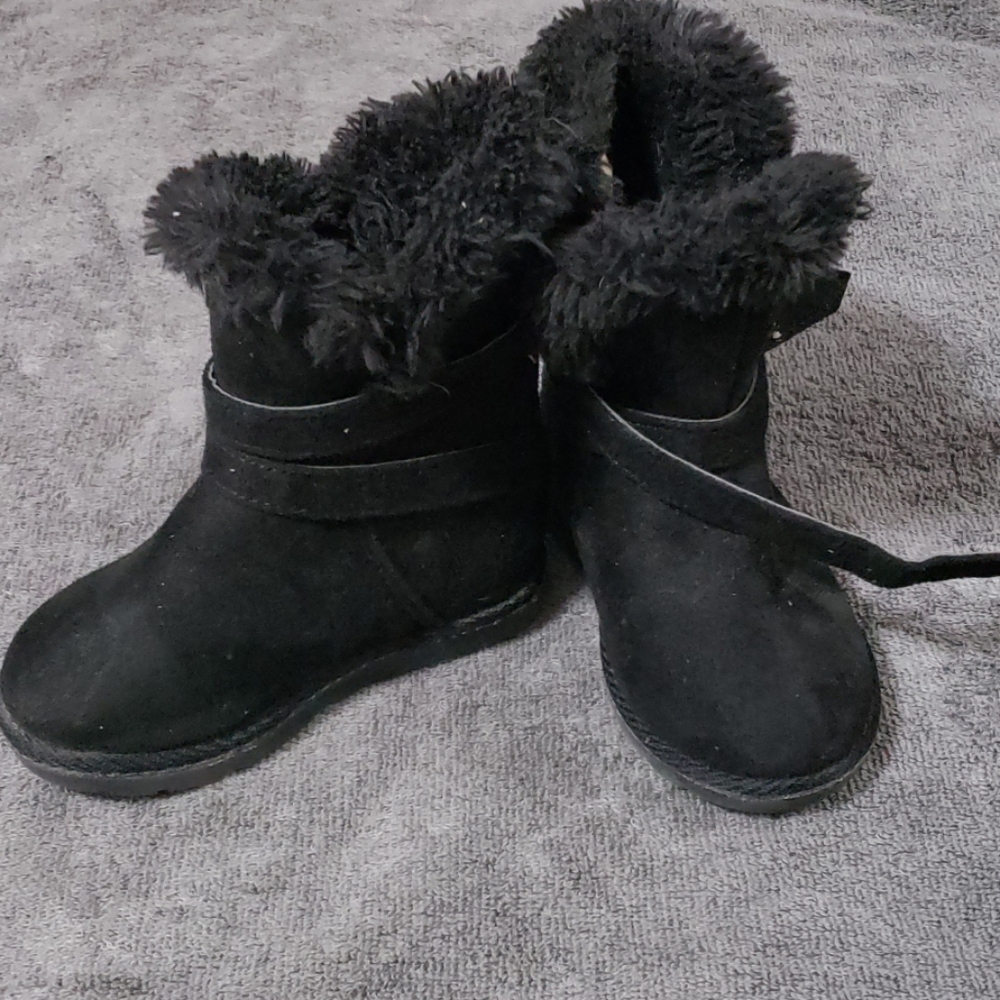 Airwalk black fuzzy boots